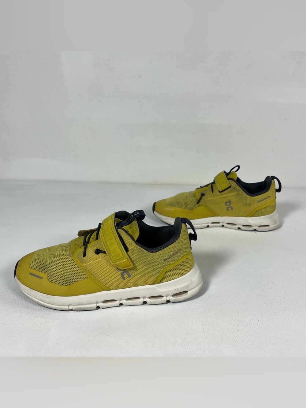 On Cloud Play Mustard White Hook & Loop Straps Shoes 3KD11431209 Youth Size 2